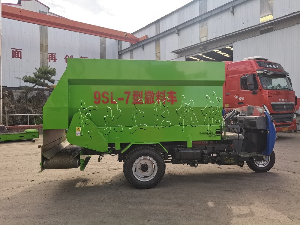 饲料撒料车的工作原理